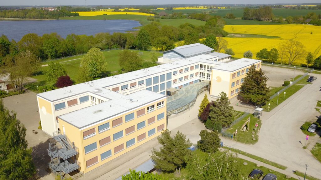 Luftbild der Schule Franzburg im Frühling